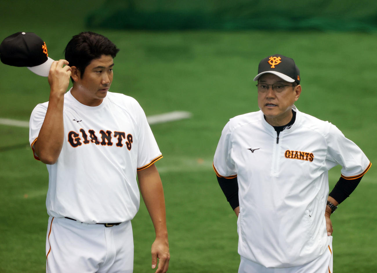 室内練習場で話し込む菅野（左）と原監督（2021年2月26日撮影）