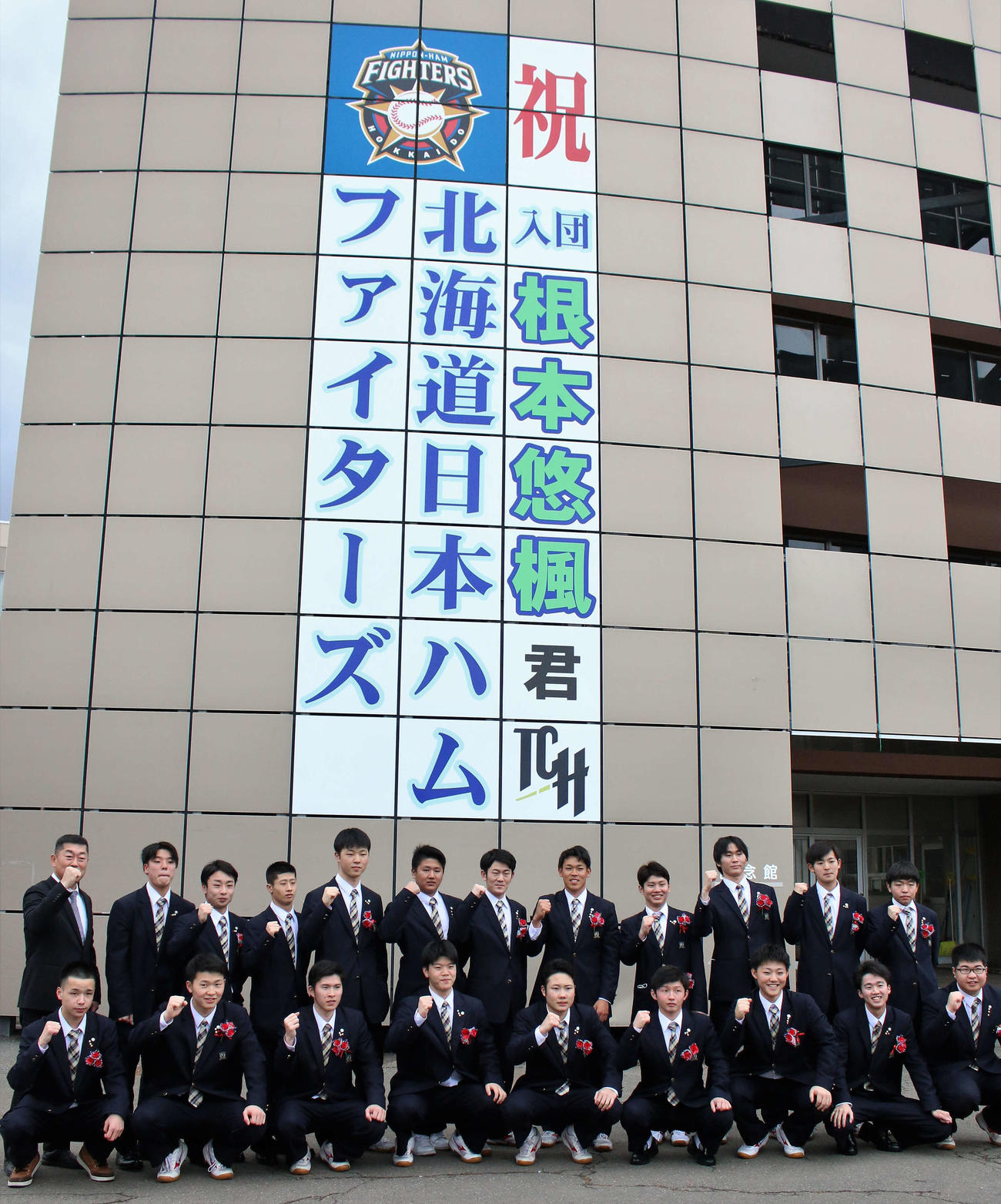 苫小牧中央の卒業式に出席し、野球部の仲間と記念撮影した日本ハムのドラフト5位根本（後列左から8人目）（撮影・木下大輔）