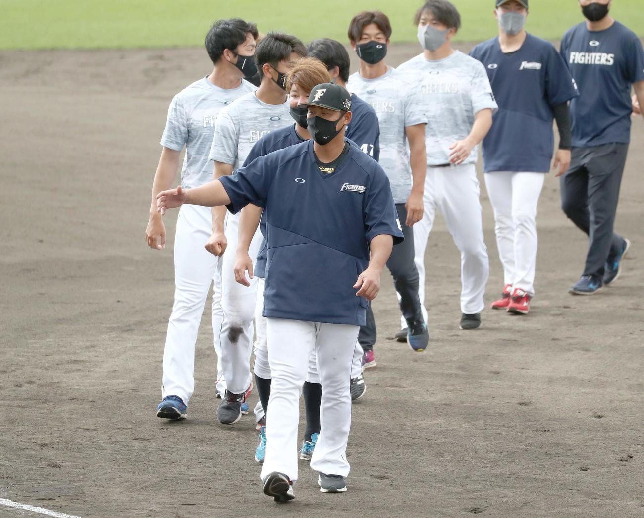 キャンプを打ち上げ引き揚げる日本ハム中田（撮影・黒川智章）