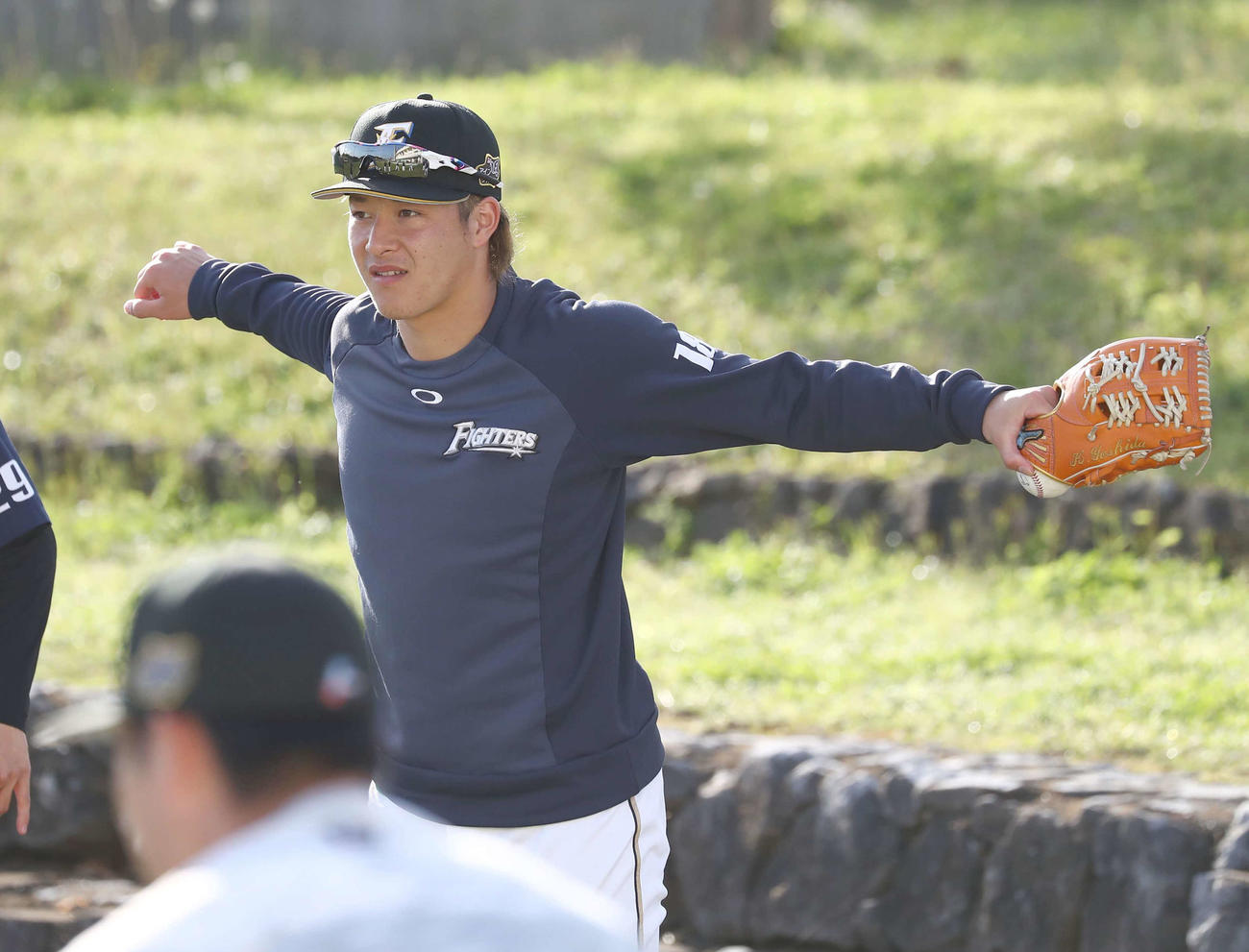 ストレッチする日本ハム吉田（撮影・黒川智章）