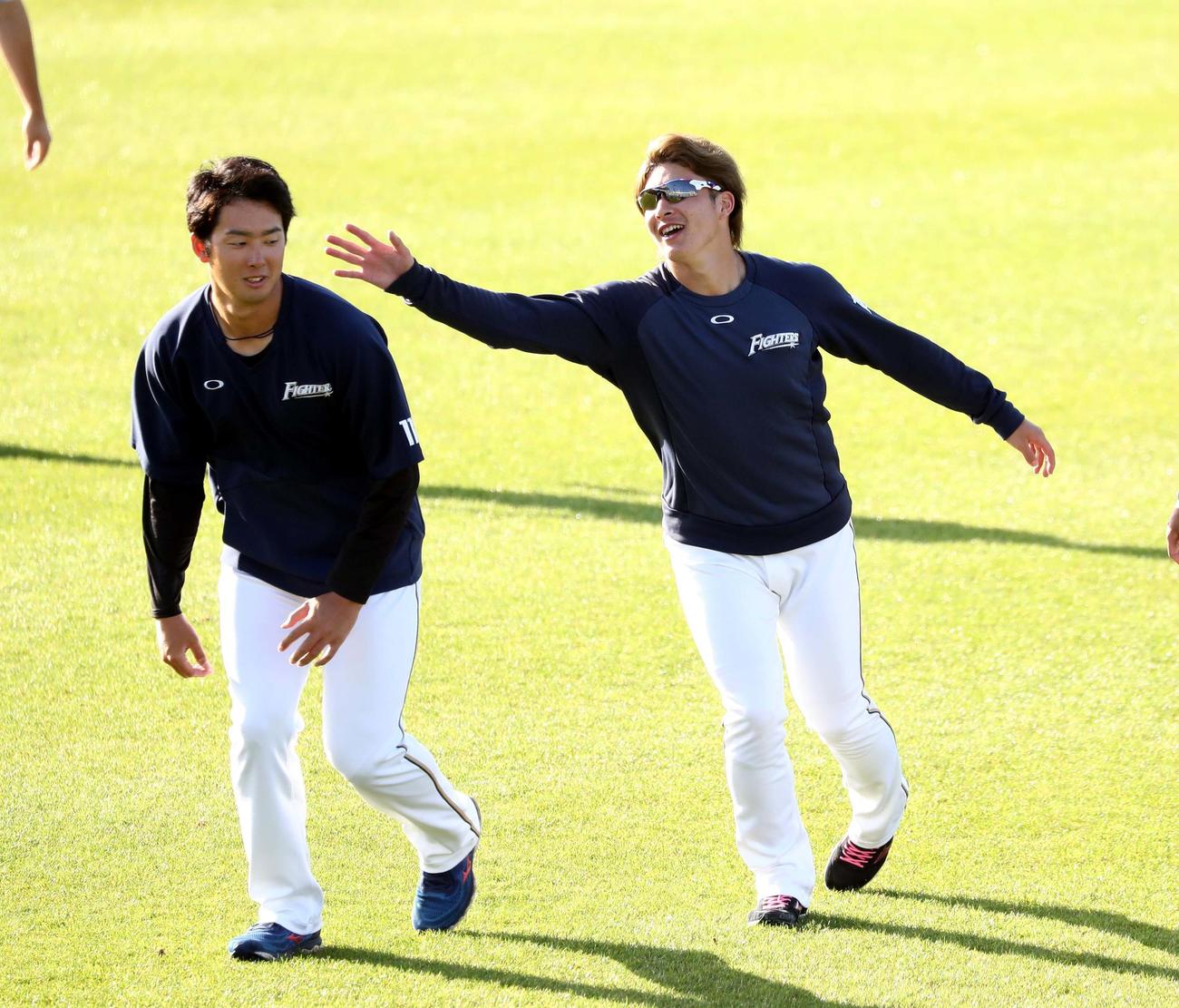 アップ中、長谷川を追い掛ける日本ハム吉田（撮影・黒川智章）