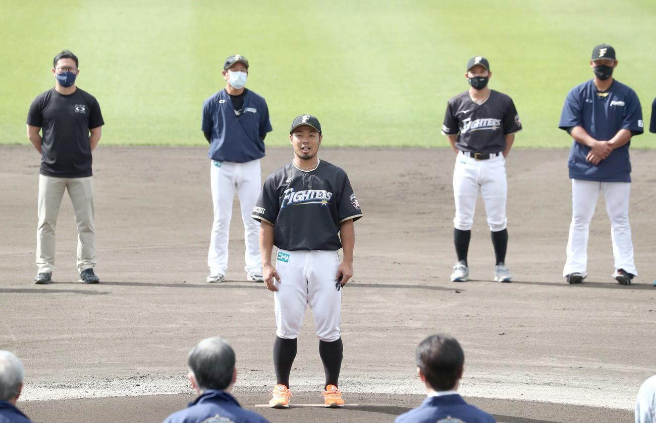 キャンプを打ち上げあいさつする日本ハム近藤（撮影・黒川智章）