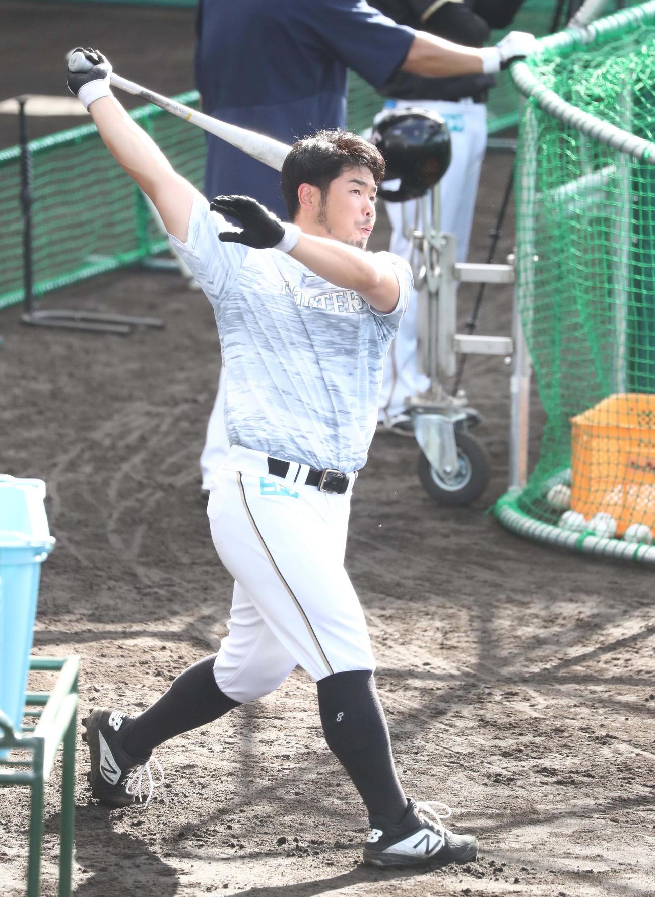 ロングティーする日本ハム近藤（撮影・黒川智章）