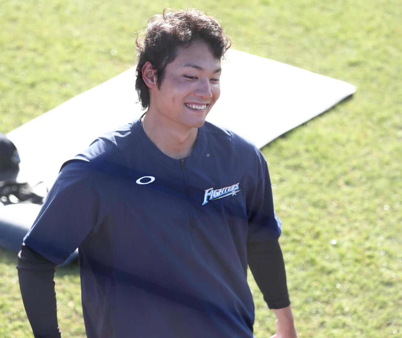 アップ前に笑顔の日本ハム伊藤（撮影・黒川智章）