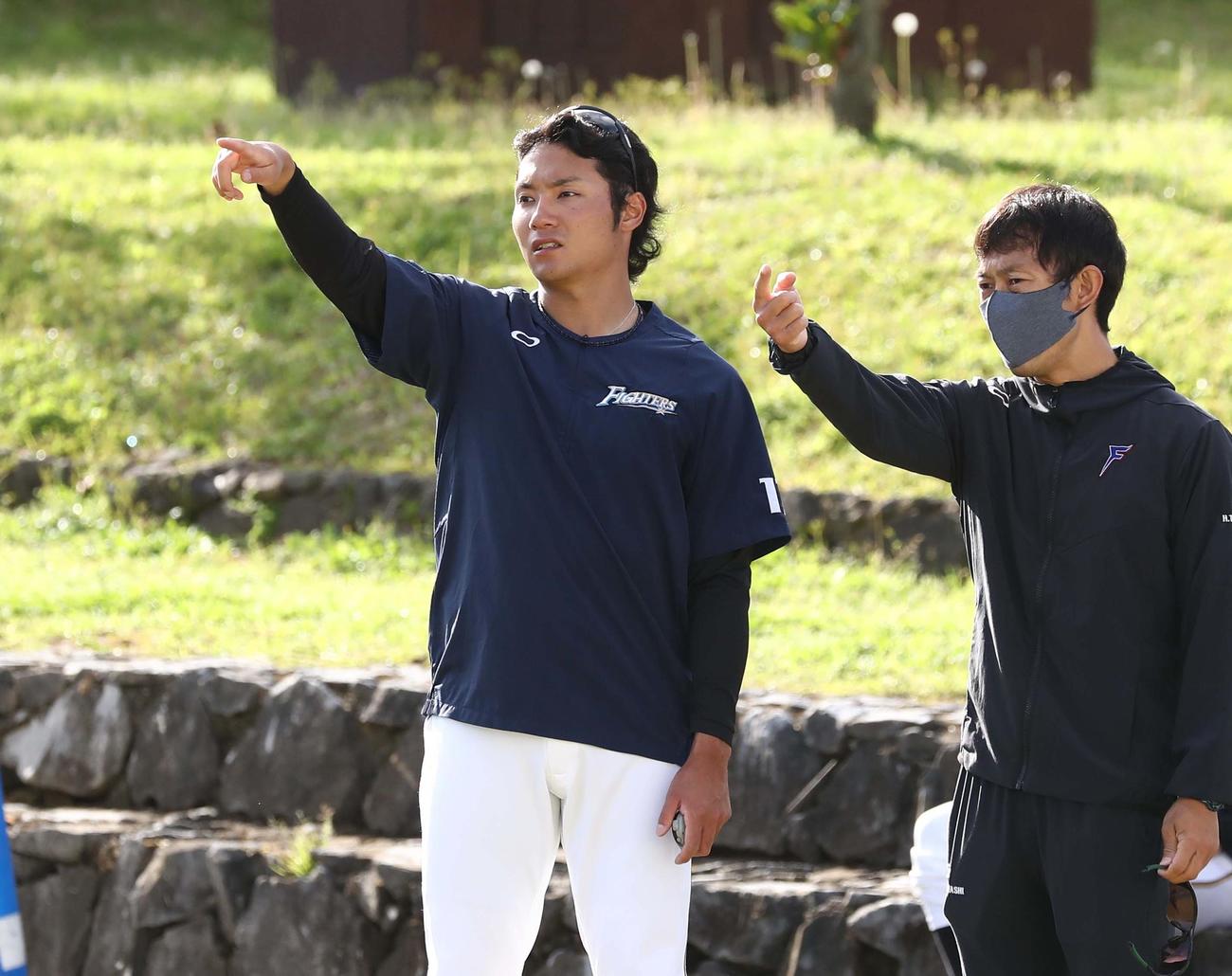 フィジカルトレーニングでトレーナーと話す日本ハム伊藤（撮影・黒川智章）