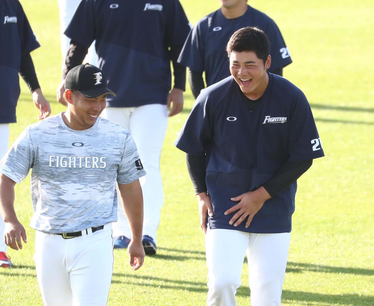 練習目、笑顔の清宮。左は樋口（撮影・黒川智章）