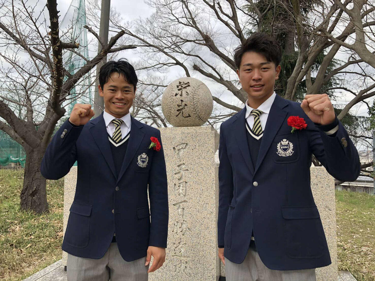 中京大中京の卒業式に出席した巨人中山（左）と中日高橋宏（中京大中京提供）