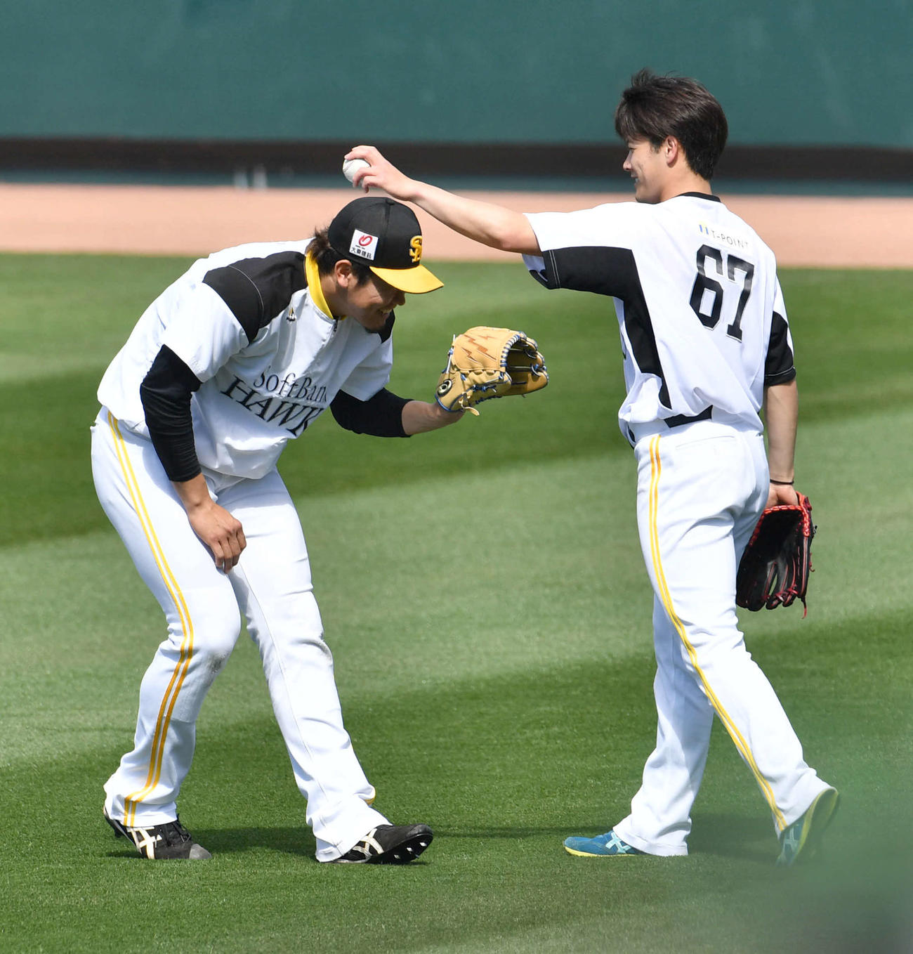 キャッチボールを終えて笑顔で話す杉山（左）と笠谷（撮影・岩下翔太）