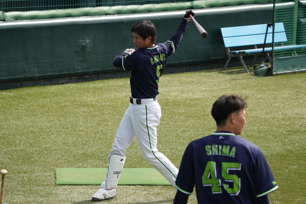 戸田球場で打撃練習をするヤクルト川端（代表撮影）