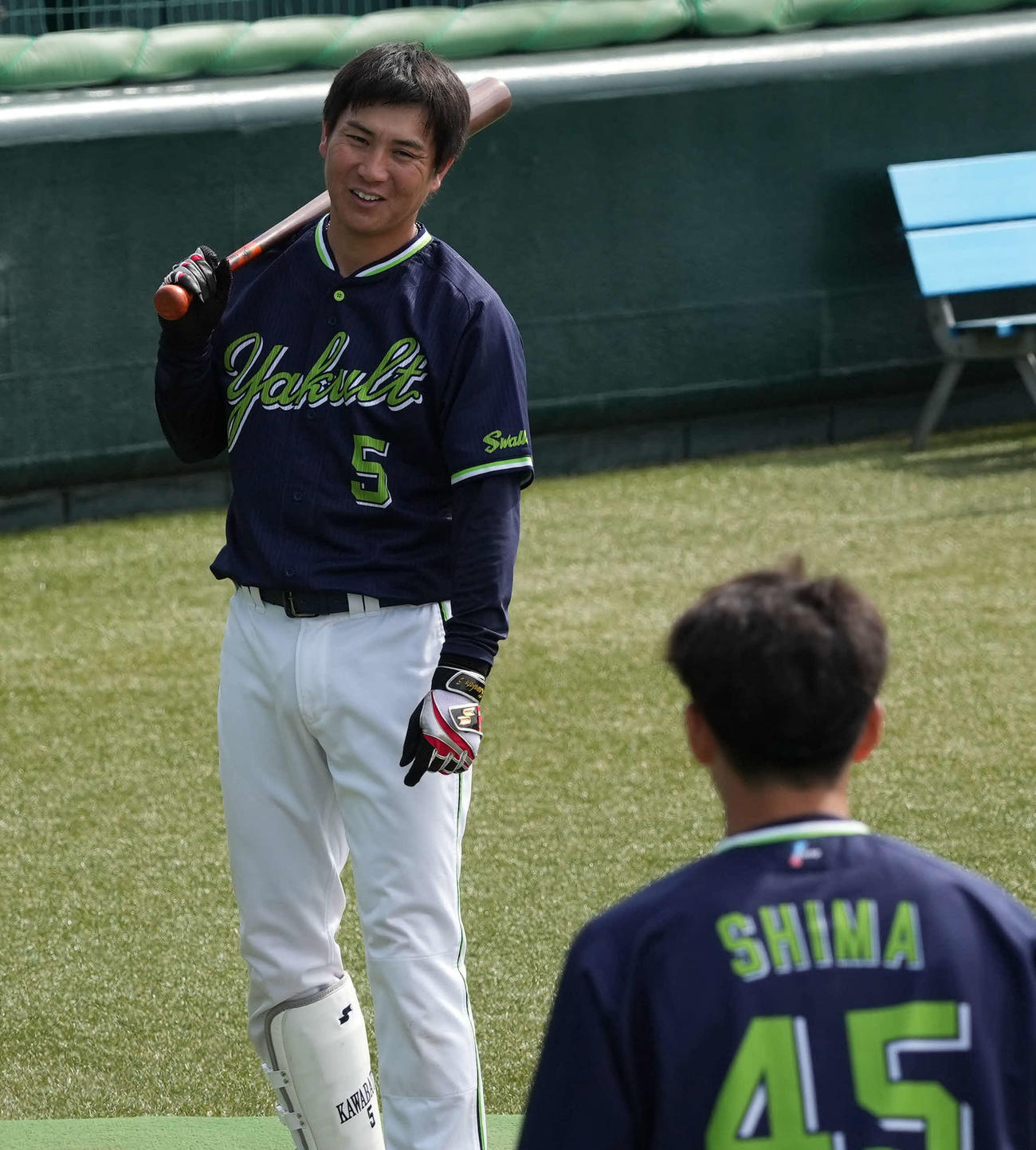 戸田球場での練習中、笑顔を見せるヤクルト川端（代表撮影）