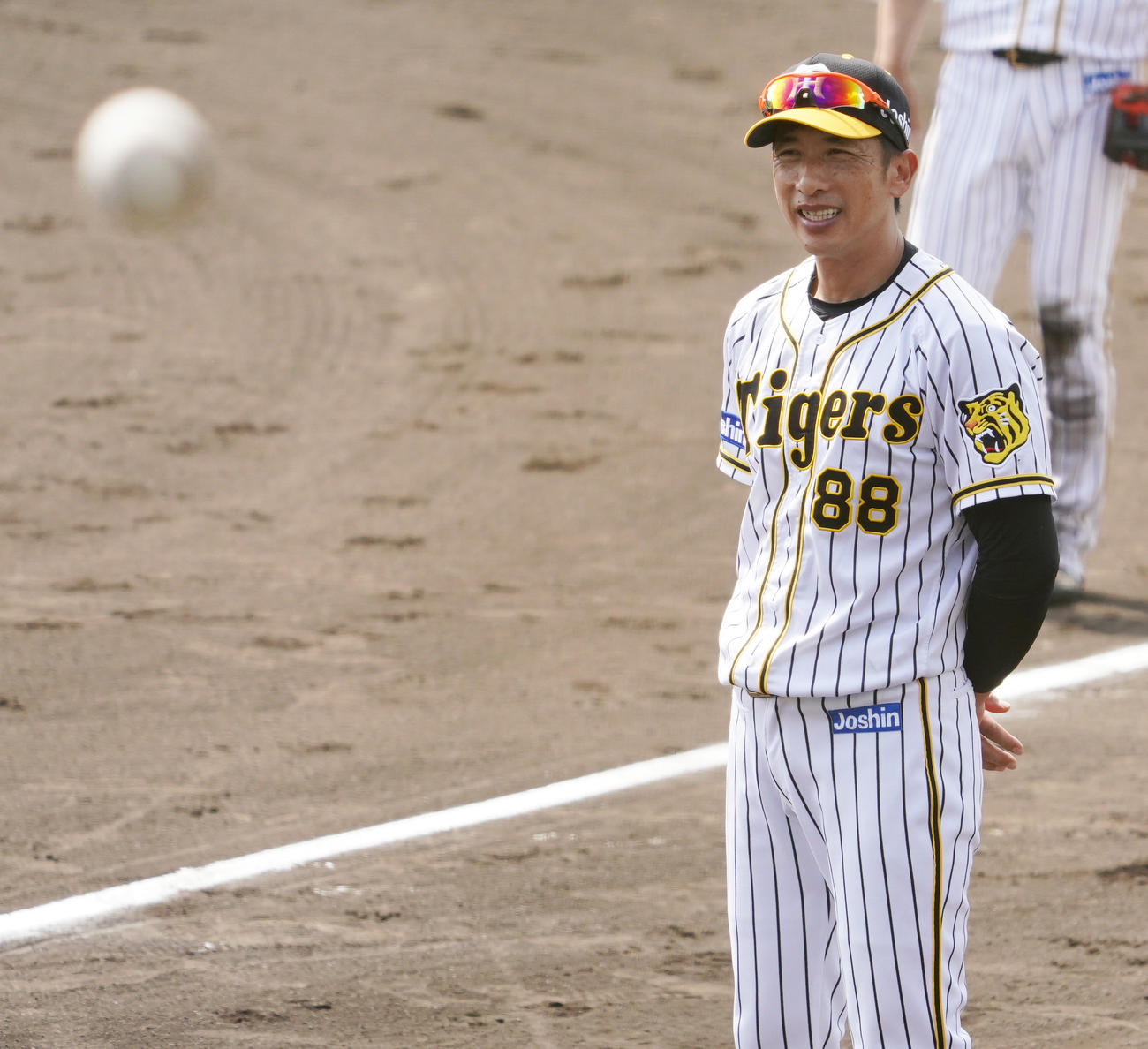 キャンプ最後のシートノックを笑顔で見る矢野監督（撮影・清水貴仁）