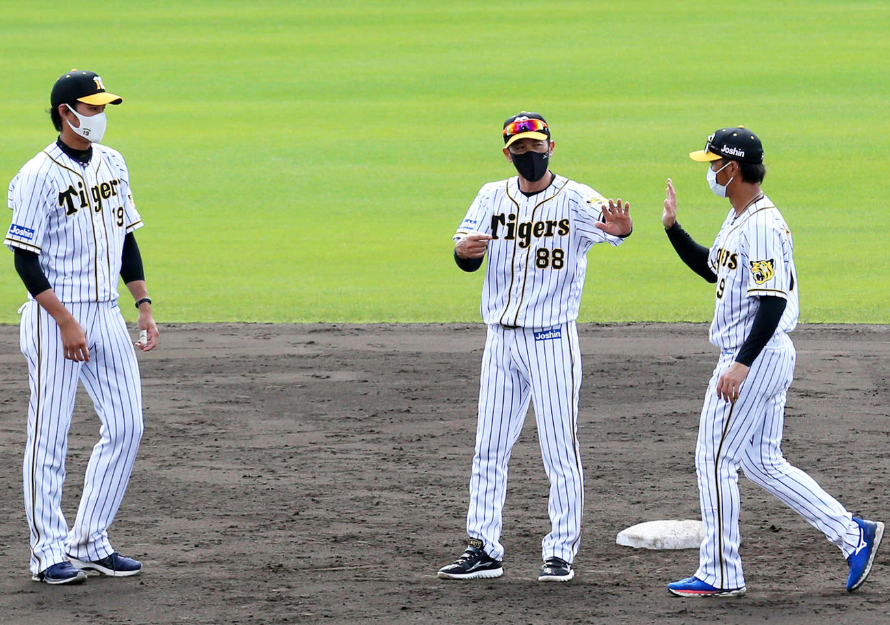 キャンプMVPの高山（右）と藤浪（左）とタッチする矢野監督（撮影・上山淳一）