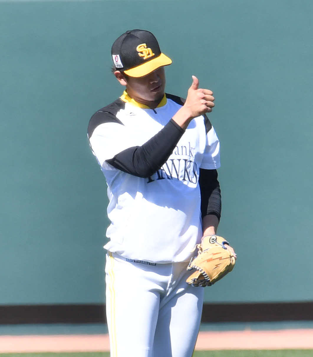 キャッチボール中にサムアップポーズを見せる杉山（撮影・岩下翔太）