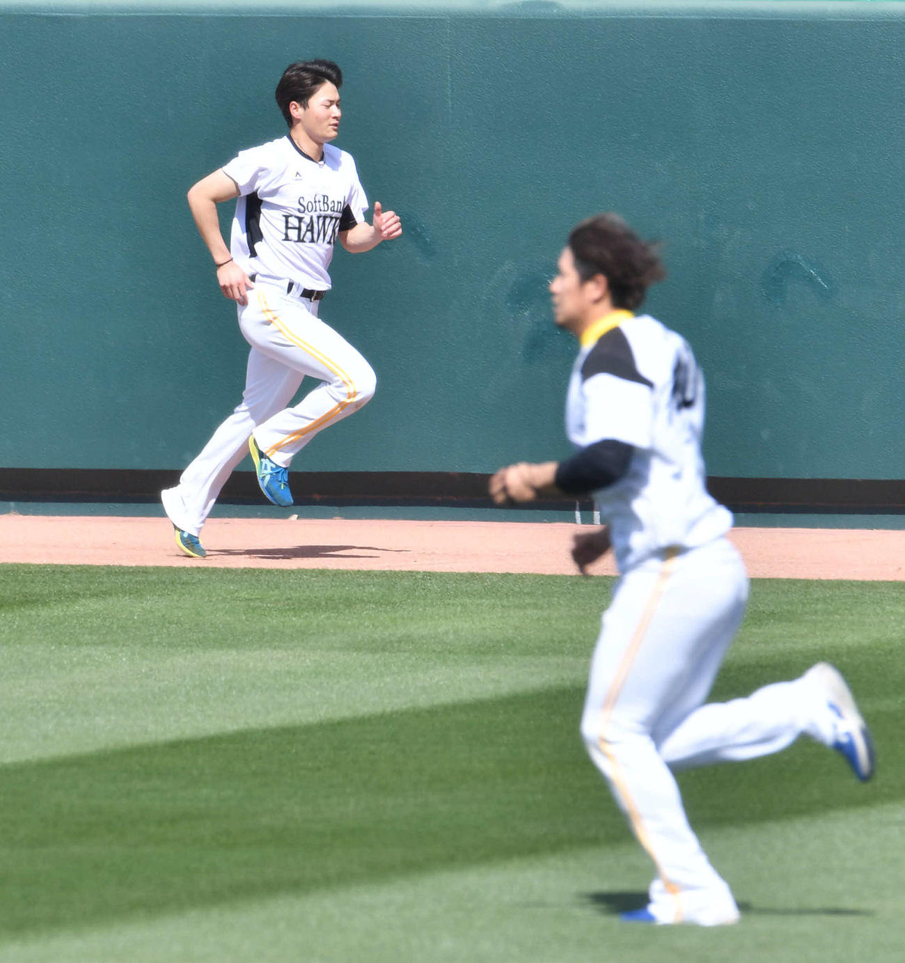 走り込みを行う笠谷、手前は杉山（撮影・岩下翔太）
