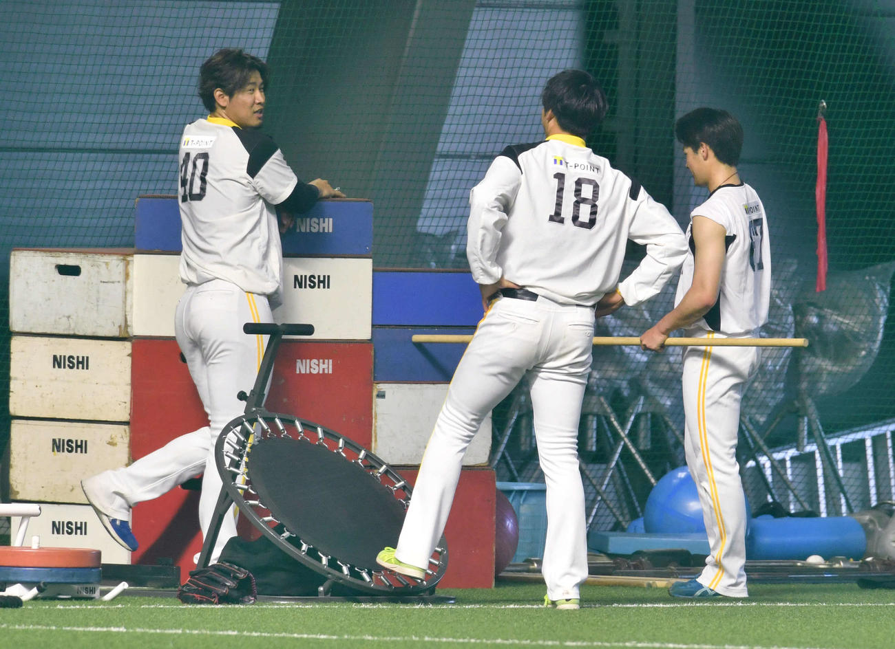 武田（中央）、笠谷（右）と話す杉山（撮影・岩下翔太）