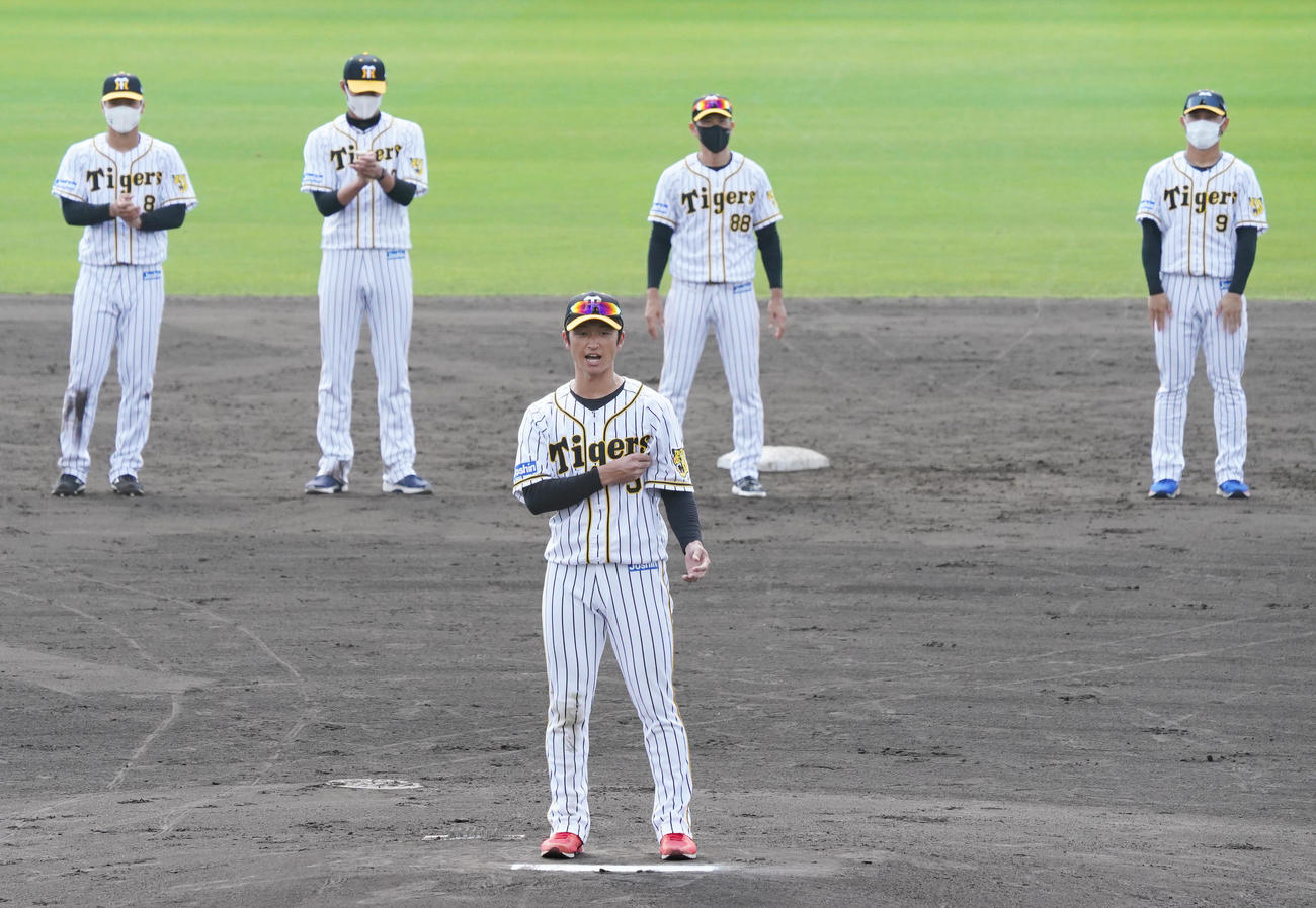 手締めであいさつする近本（中央）。後方は左から佐藤輝、藤浪、矢野監督、高山（撮影・清水貴仁）