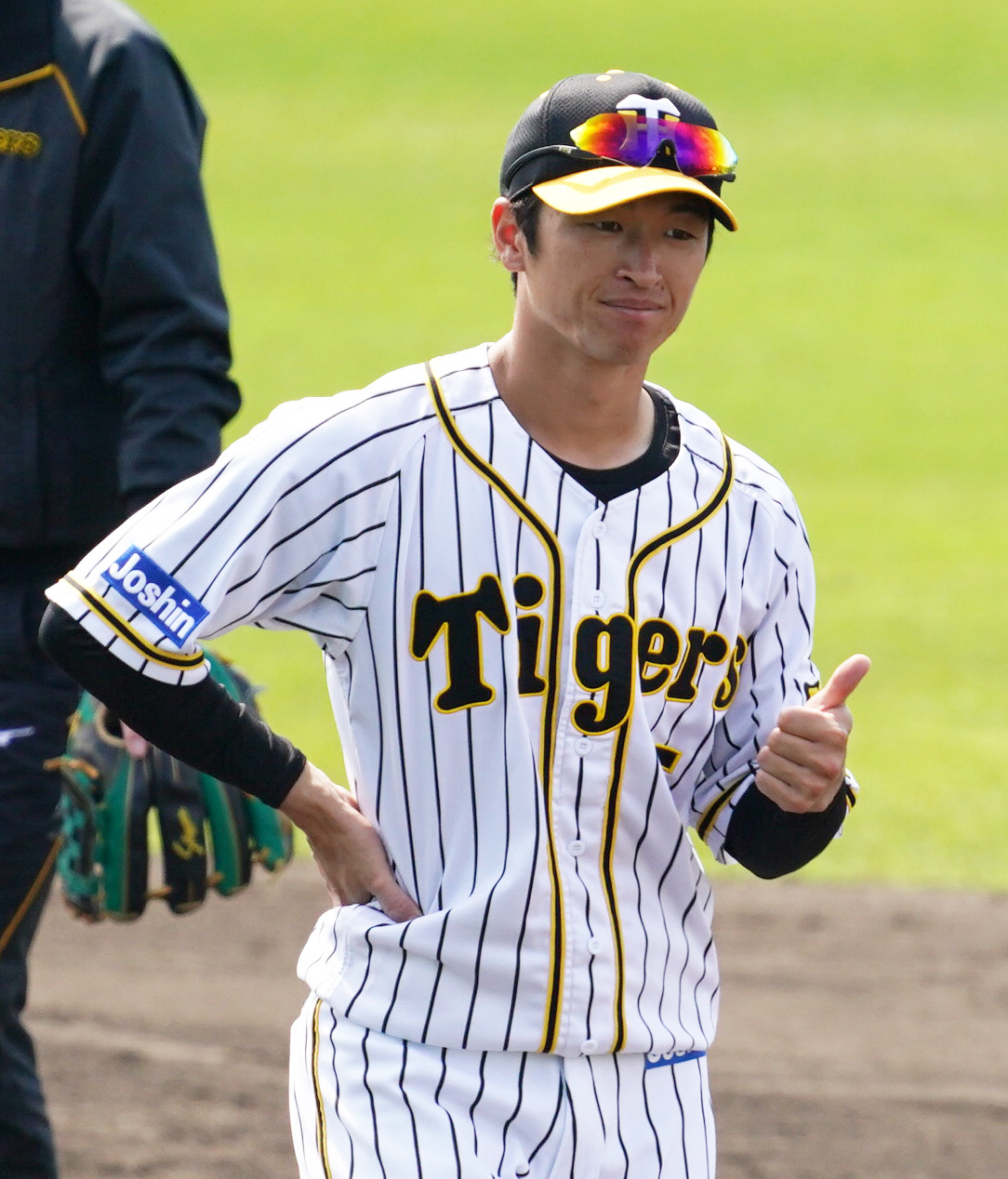 練習でサムアップをみせる近本光司（撮影・清水貴仁）