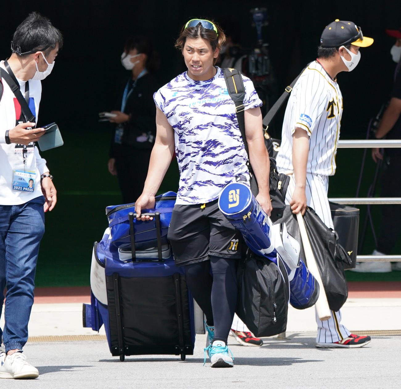 キャンプ打ち上げで引き揚げる阪神梅野隆太郎（撮影・清水貴仁）