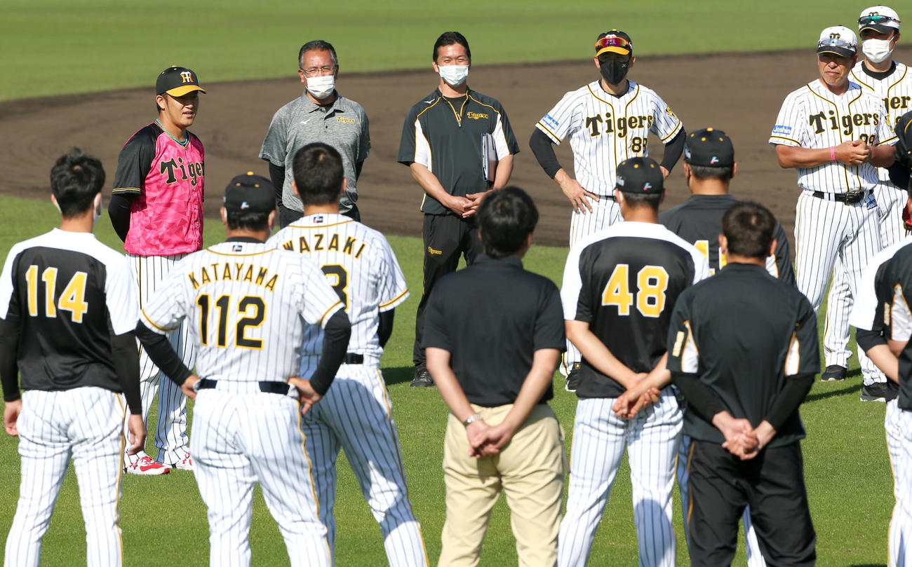 キャンプ最終日、一日主将の阪神岩貞祐太（左から2人目）はナインらに話す（撮影・上山淳一）