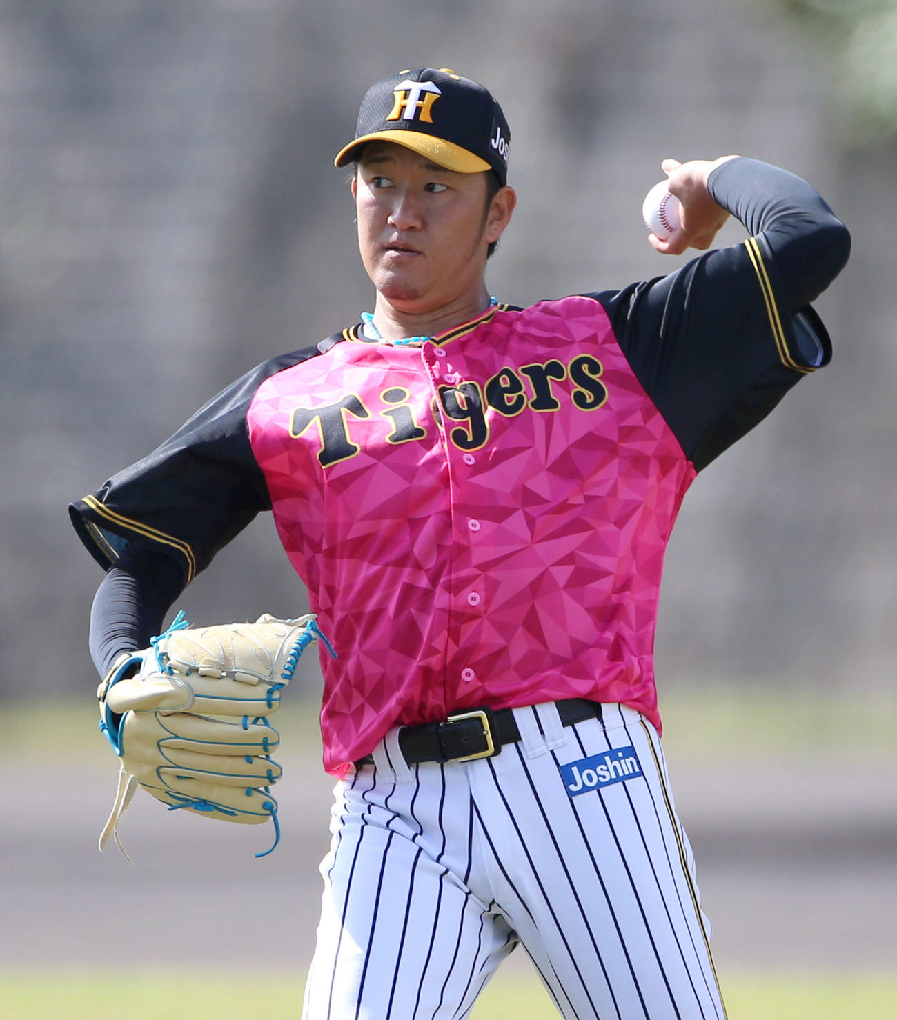 キャッチボールする阪神岩貞祐太（撮影・上山淳一）