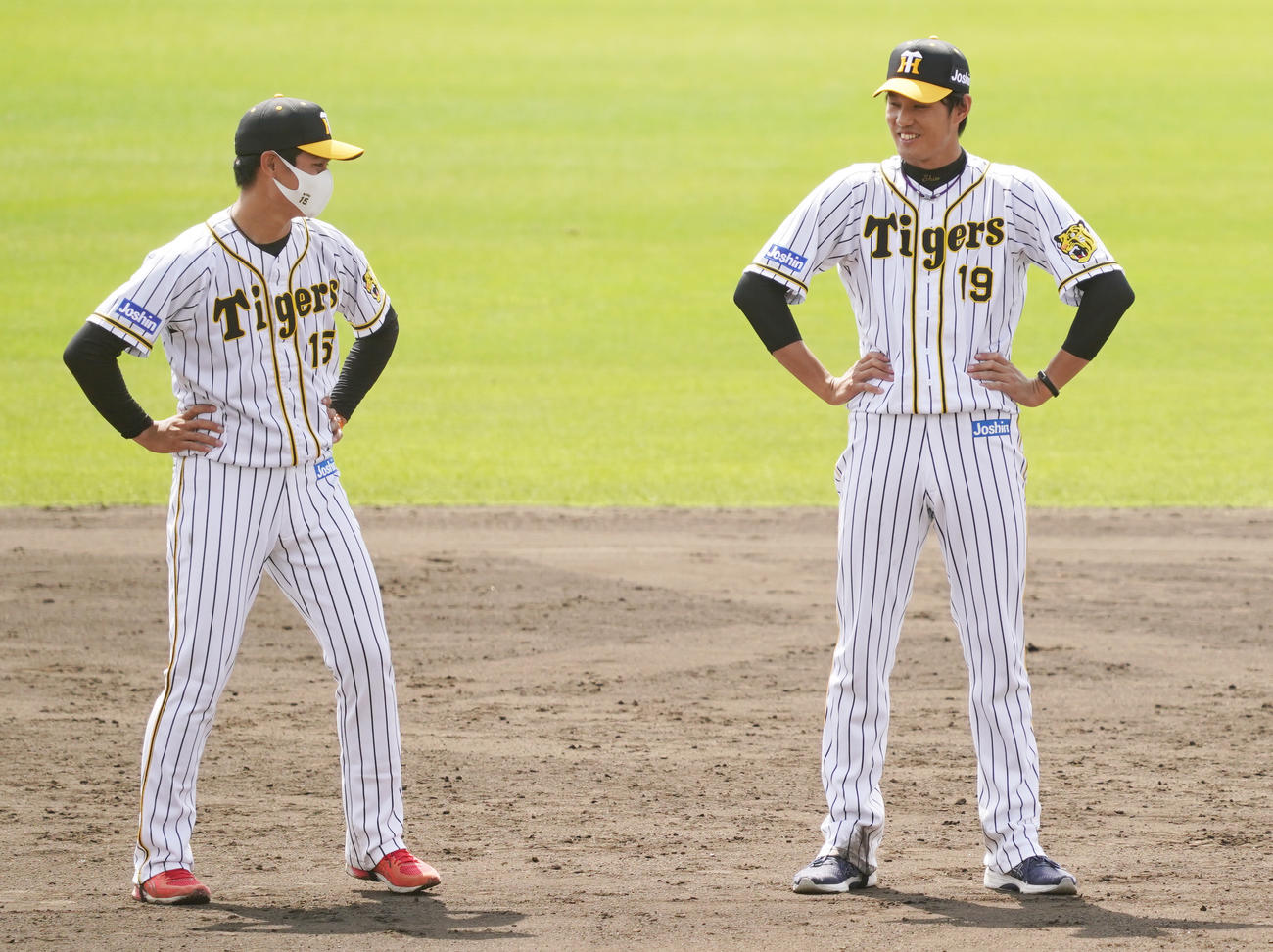キャンプ最後の円陣で西純矢（左）とともにおどける藤浪晋太郎（撮影・清水貴仁）