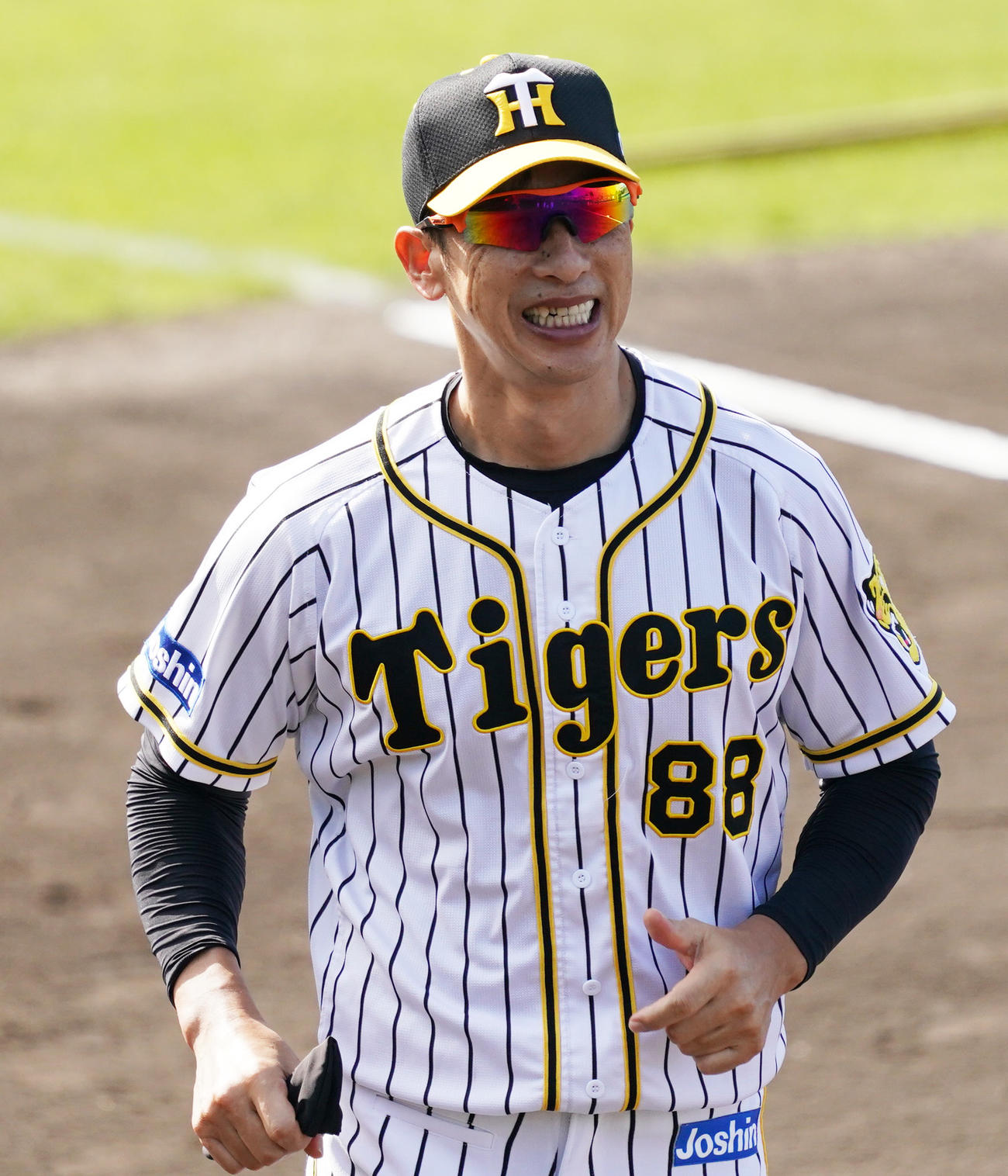 笑顔で移動する矢野監督（撮影・清水貴仁）
