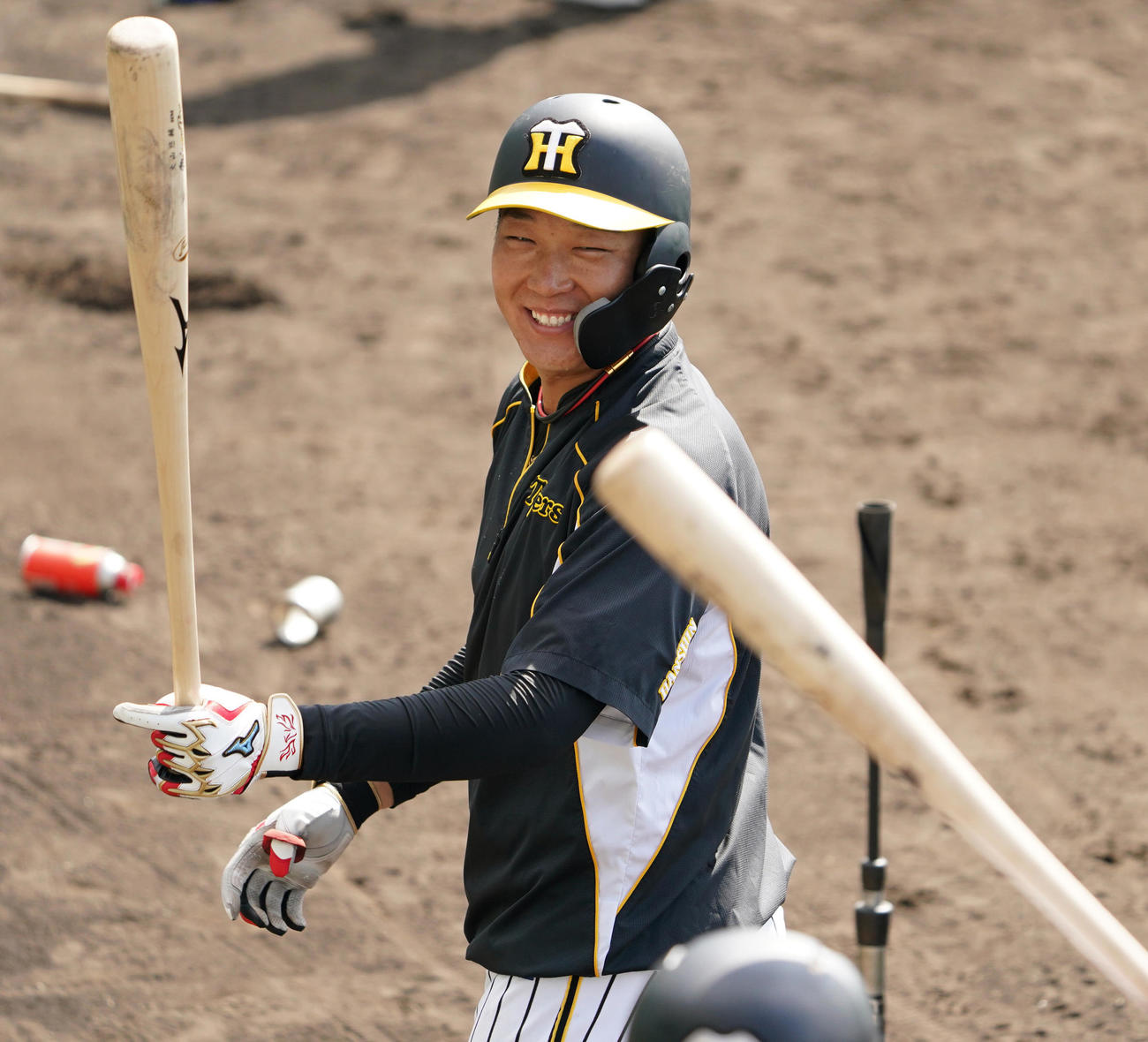 打撃練習で糸井嘉男（手前）と話す大山悠輔（撮影・清水貴仁）