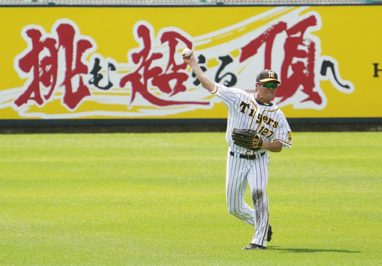 キャンプ最後のシートノックを受ける小野寺暖（撮影・清水貴仁）