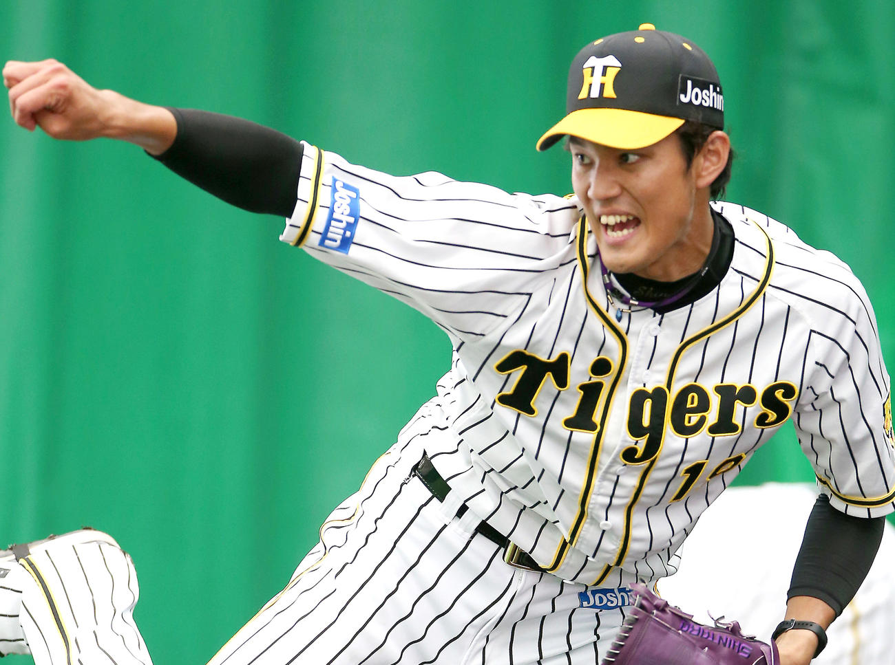 ブルペンで投球する藤浪（撮影・上山淳一）