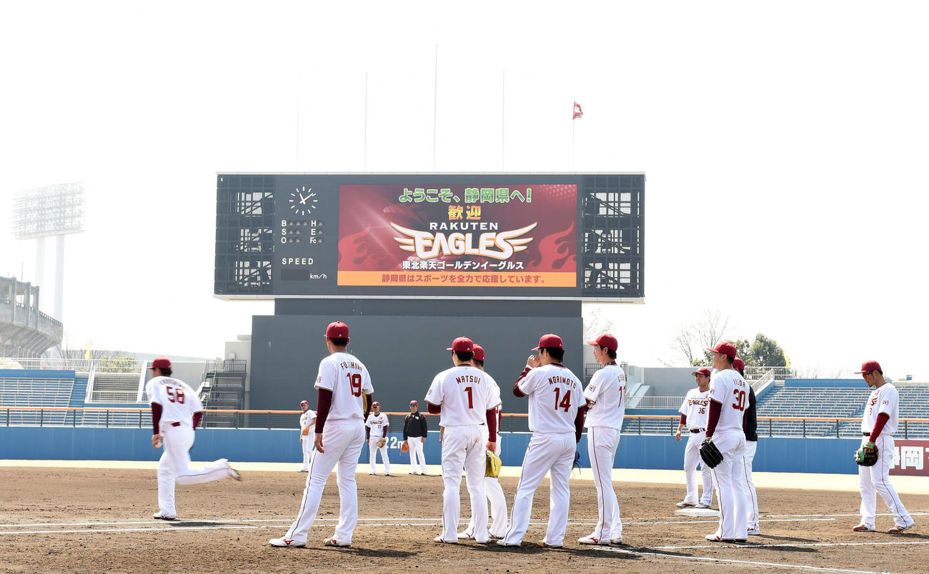 草薙球場で練習をする楽天の選手たち（2018年3月15日撮影）