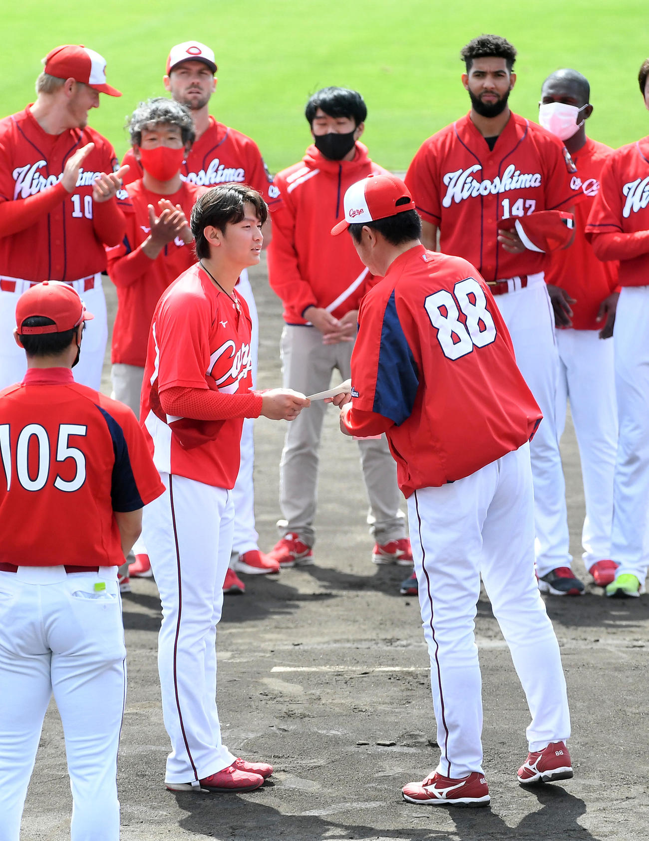 佐々岡監督（右）から投手MVPの表彰を受ける大道（撮影・前岡正明）