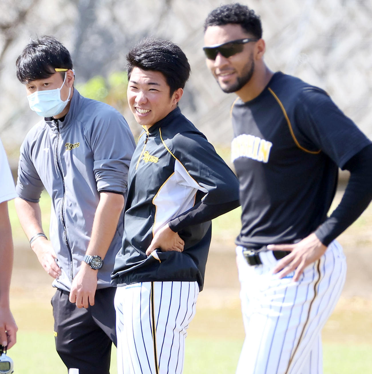 サブグラウンドで笑顔を見せる石井大（中央）。右はスアレス（代表撮影）