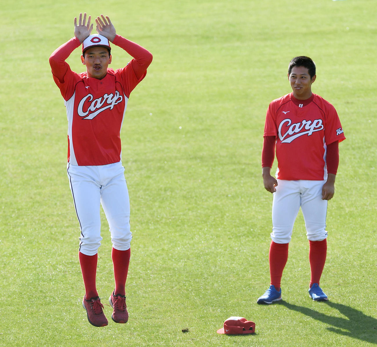 練習前に一発芸を披露する矢野。右は羽月（撮影・前岡正明）