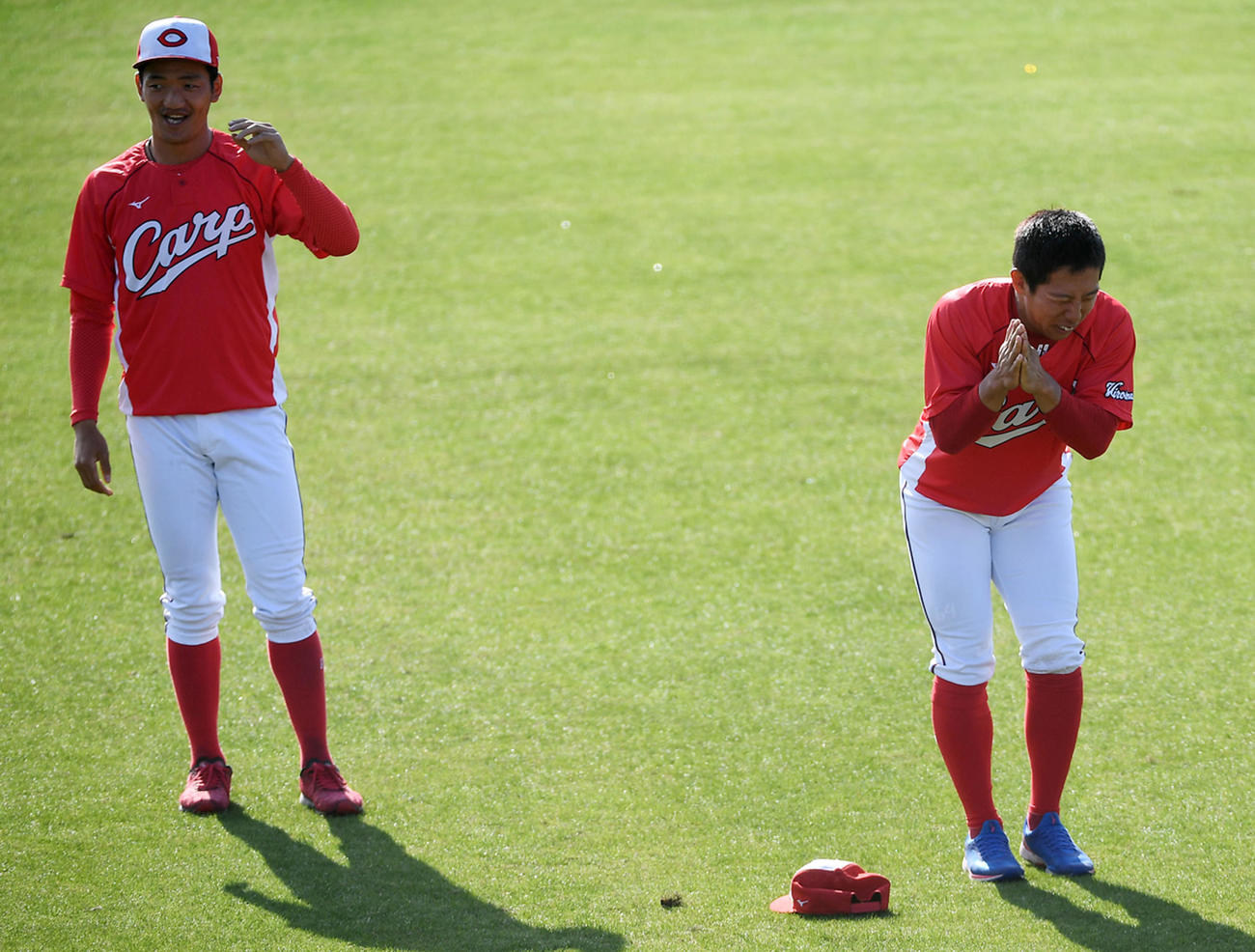 練習前に一発芸を披露する羽月（右）。左は矢野（撮影・前岡正明）