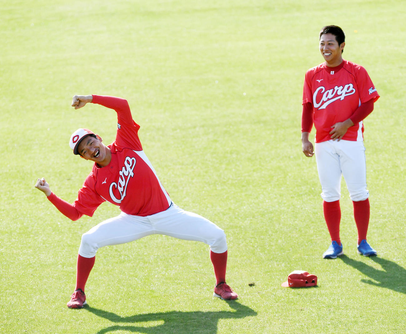 練習前に一発芸を披露する矢野。右は羽月（撮影・前岡正明）
