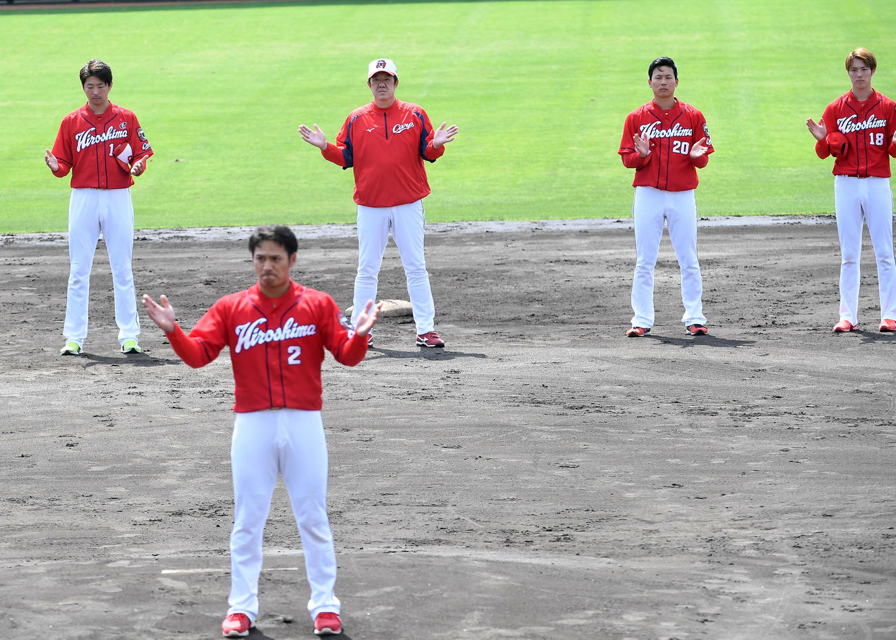 沖縄キャンプを打ち上げ田中選手会長の発声で一本締めを行う、左から大瀬良、佐々岡監督、栗林、森下（撮影・前岡正明）