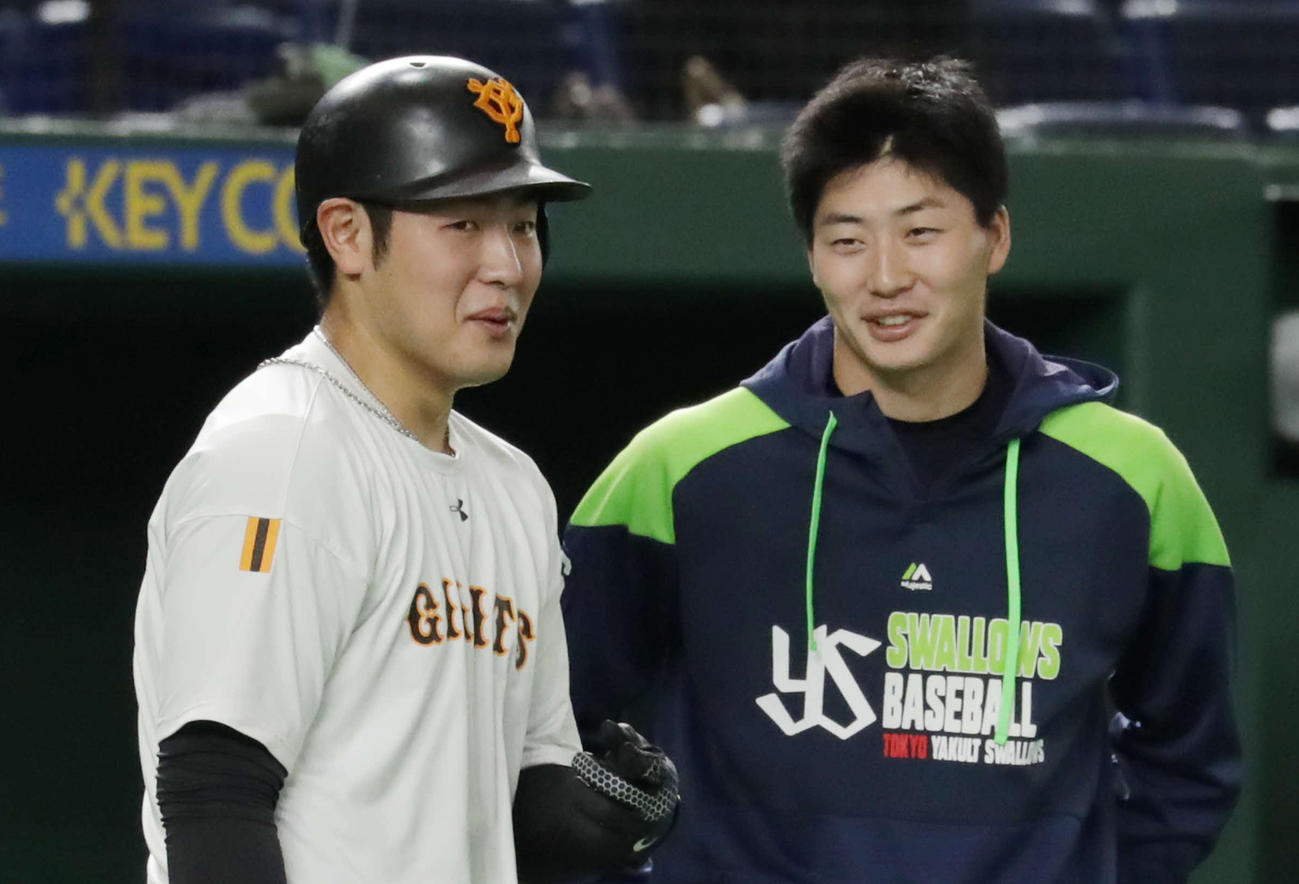 20年11月、試合前に巨人岡本和（左）と談笑するヤクルト広岡