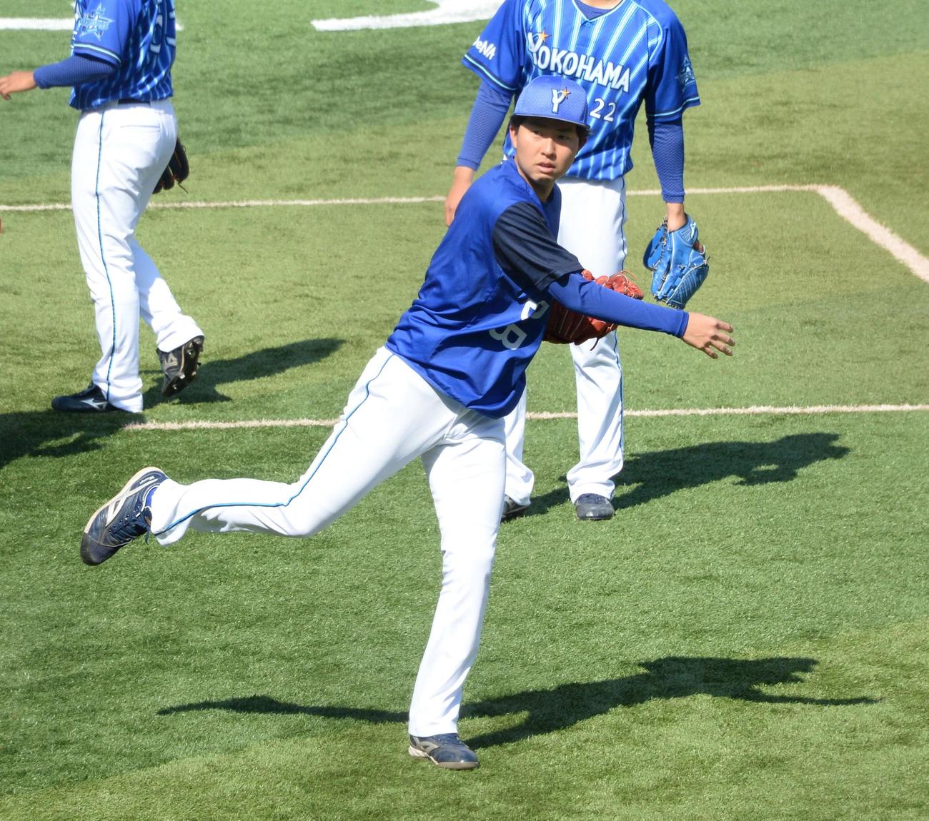 練習で軽快な動きを見せるDeNA京山（撮影・鈴木正章）