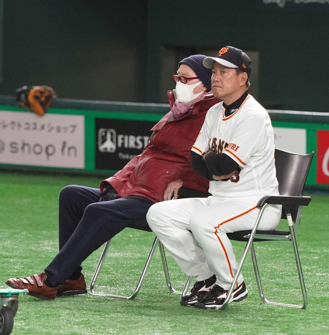 巨人練習を視察する長嶋終身名誉監督（左）。右は原監督（撮影・江口和貴）