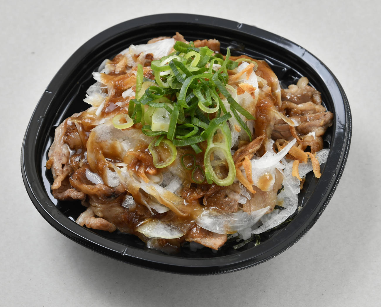 タイガースフードコートミニ　近本牛カルビ丼（球団提供）