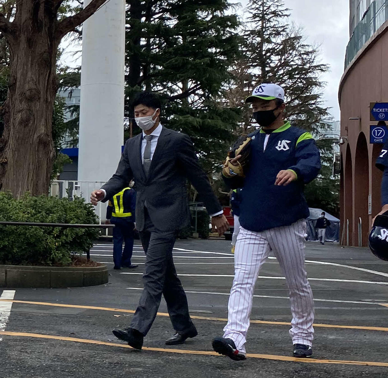 トレード発表から一夜明け、ヤクルトの選手たちへあいさつに訪れた広岡（左）（撮影・湯本勝大）