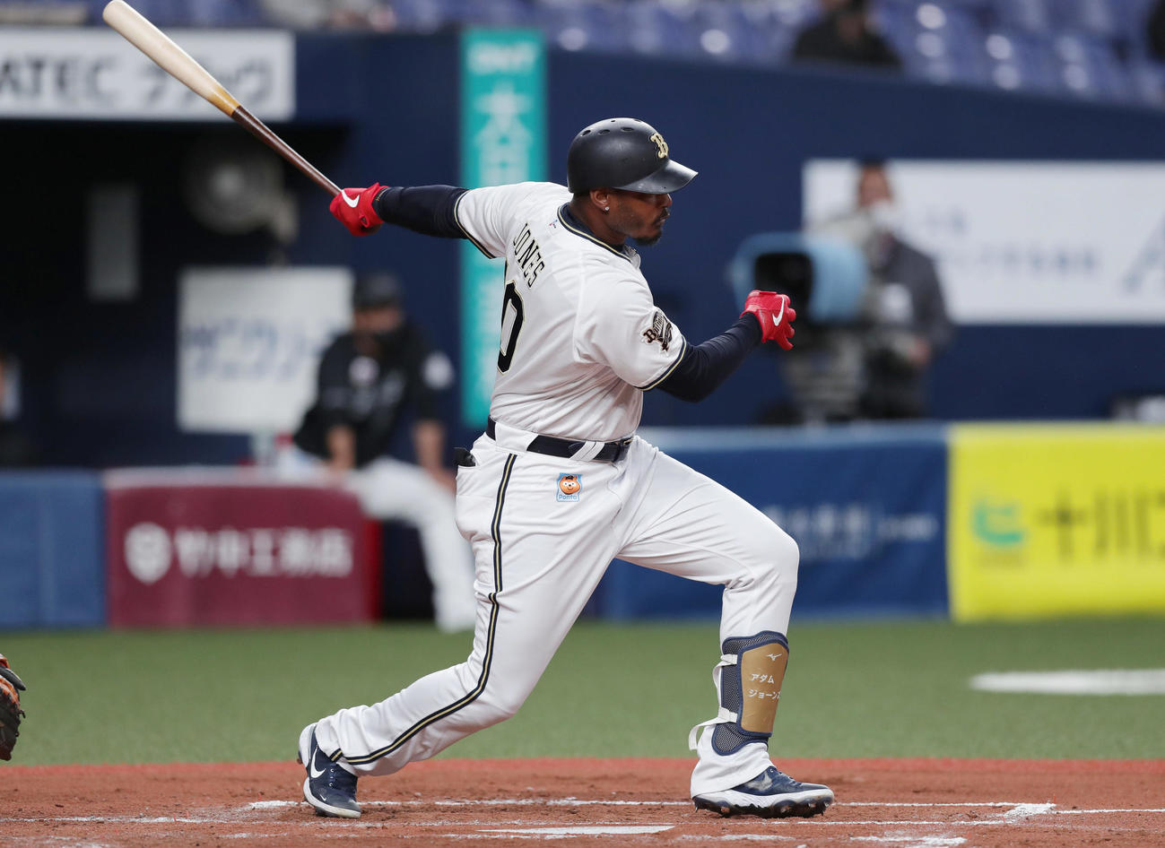 オリックス対ロッテ　2回裏オリックス無死二塁、先制の中前適時打を放つジョーンズ（撮影・前田充）