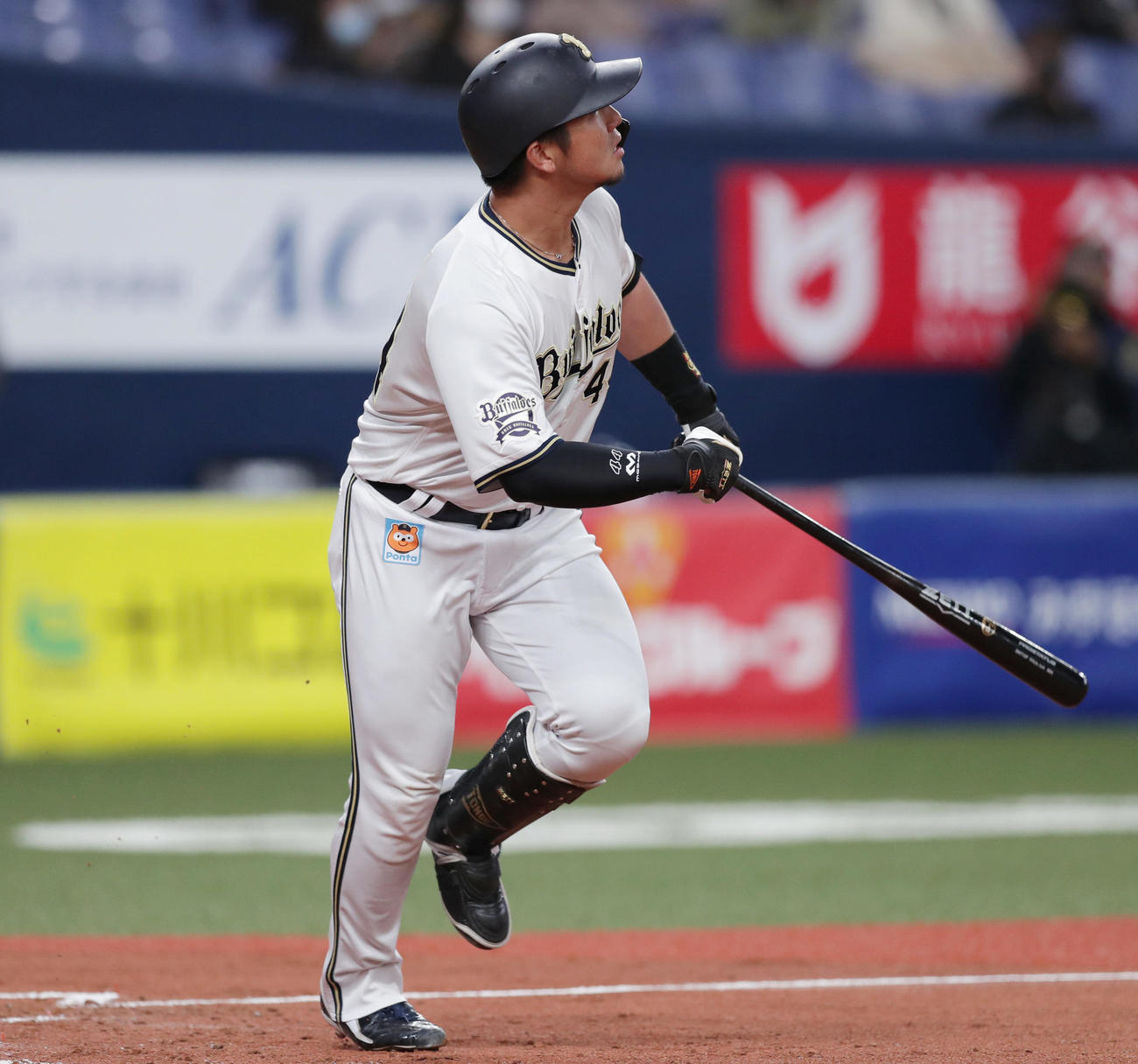 左越え2点本塁打を放つ頓宮（撮影・前田充）