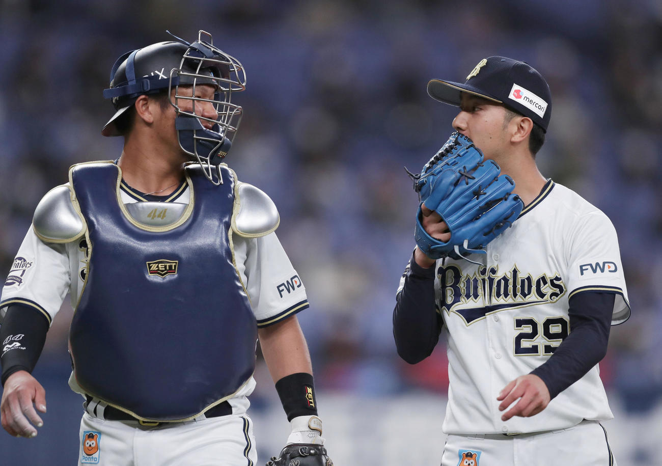 1回表を無失点に抑え、言葉を交わしながらベンチへ戻る田嶋（右）と頓宮（撮影・前田充）