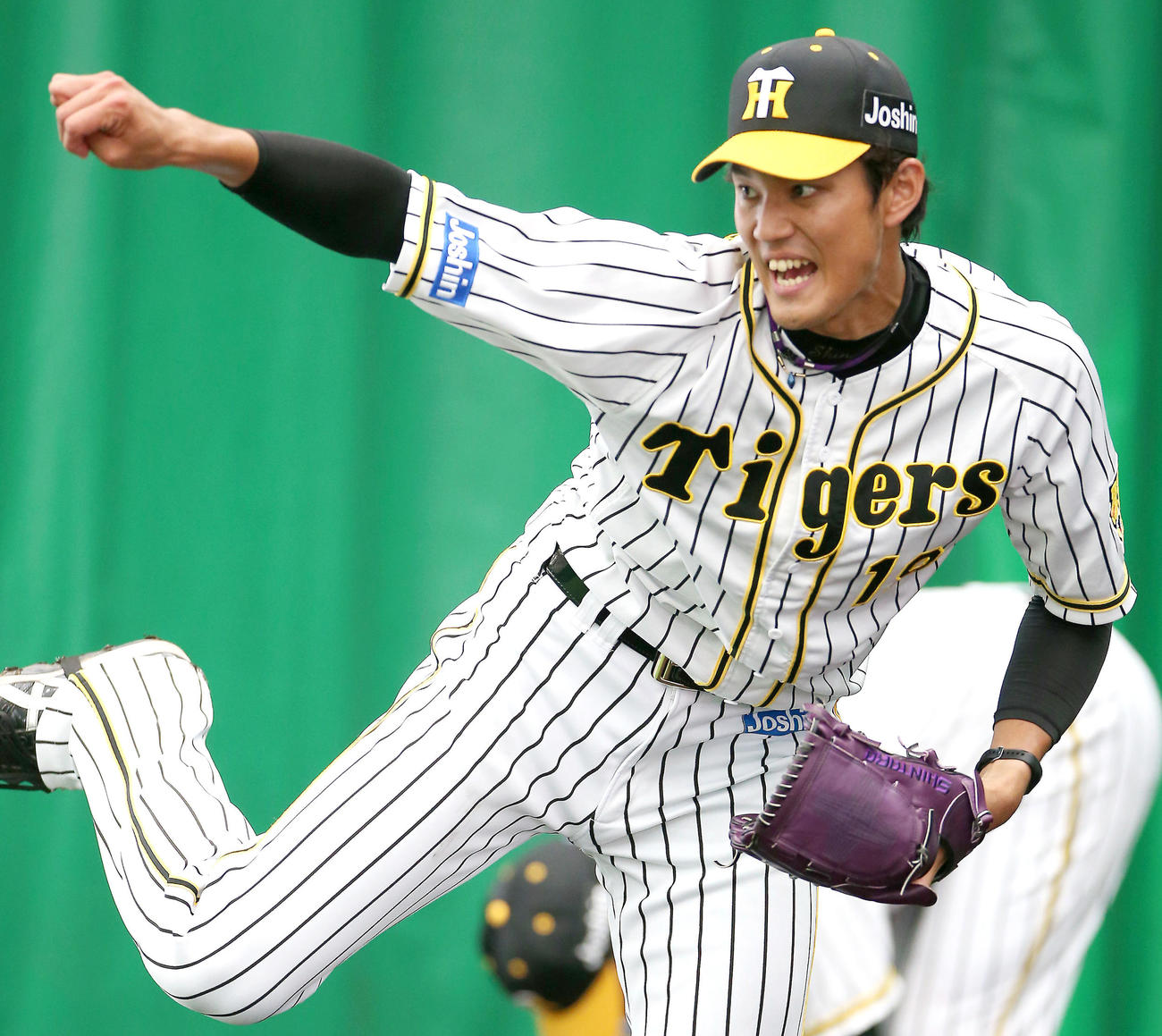 3月1日、ブルペンで投球する藤浪