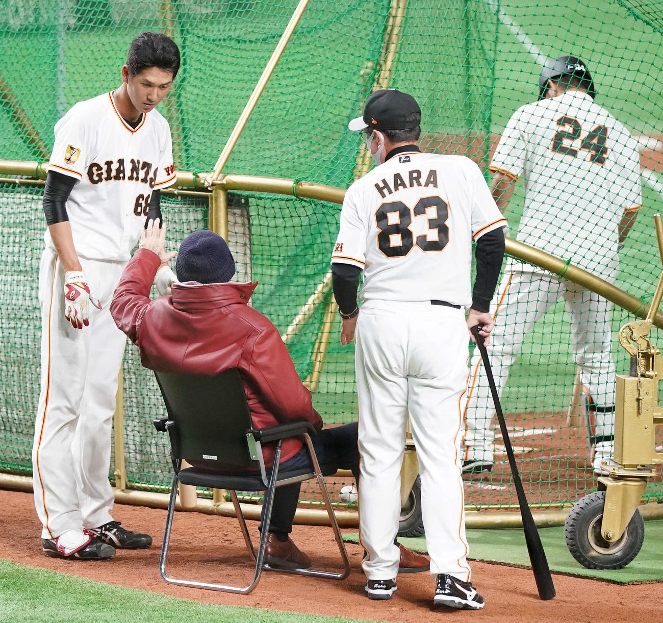 巨人長嶋終身名誉監督（中央）からの助言を聞く秋広。右は原監督（撮影・江口和貴）
