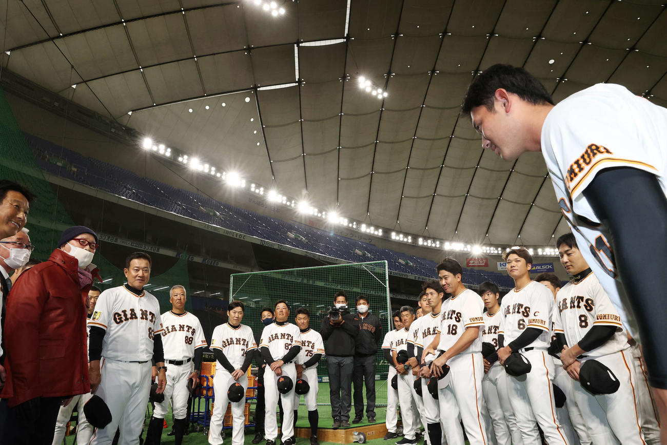 巨人練習を視察した長嶋終身名誉監督（左から3人目）にあいさつする平内（右端）（球団提供）