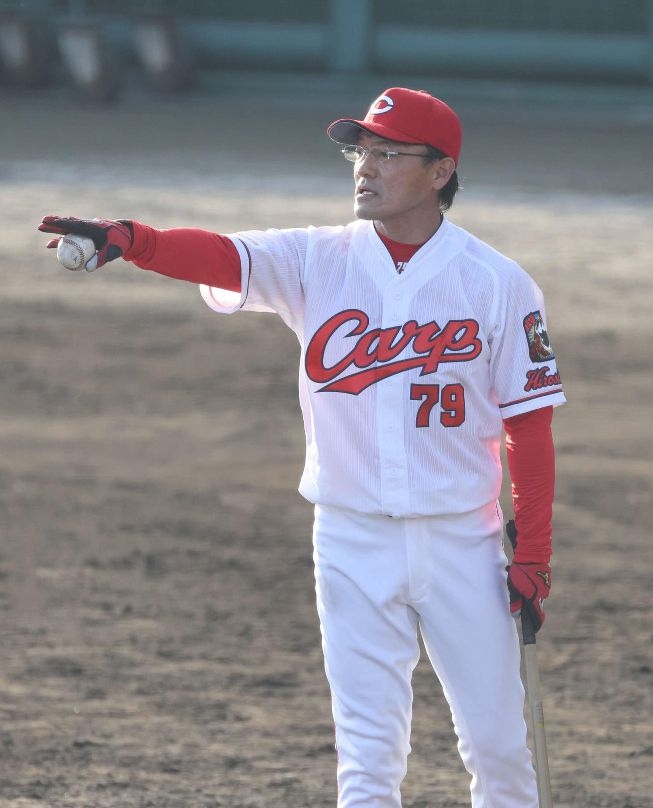 2月16日、練習試合後に菊池涼らにノックをする河田ヘッドコーチ