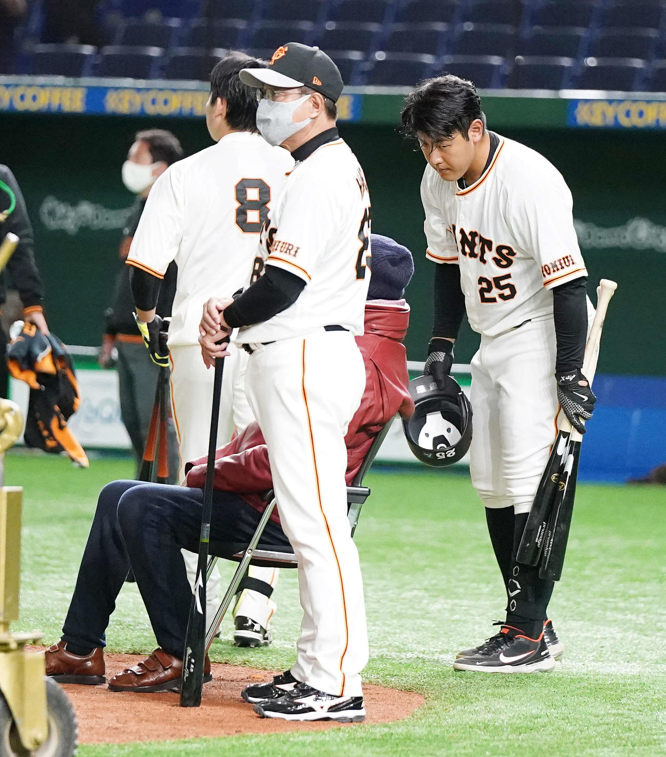 打撃練習を終え巨人長嶋終身名誉監督にあいさつする岡本和（右）（撮影・江口和貴）
