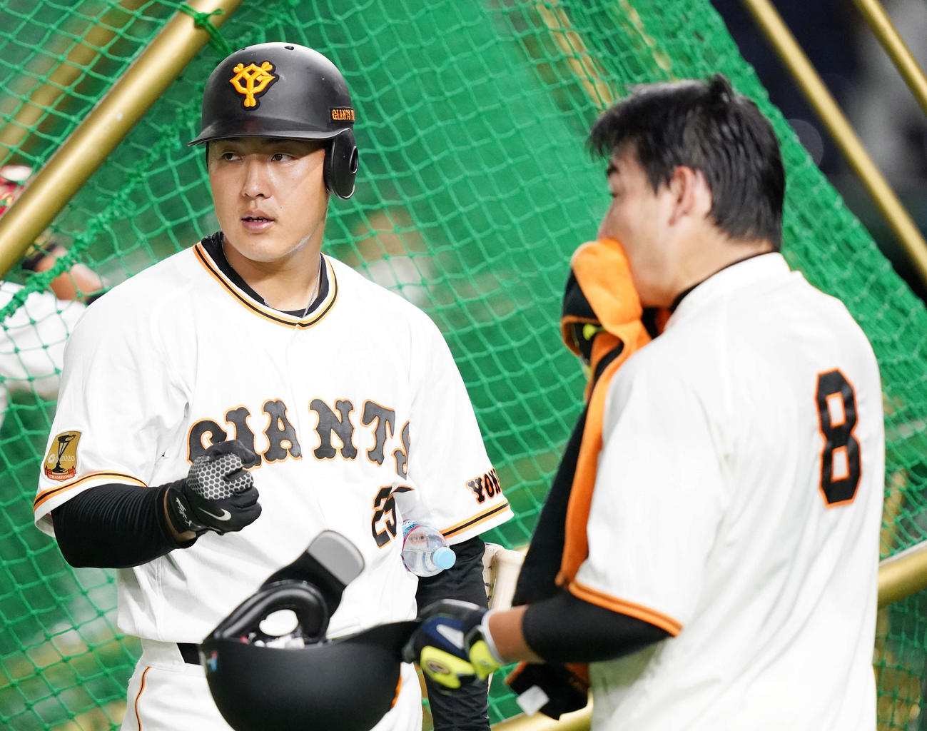打撃練習する巨人岡本和（左）と丸（撮影・江口和貴）